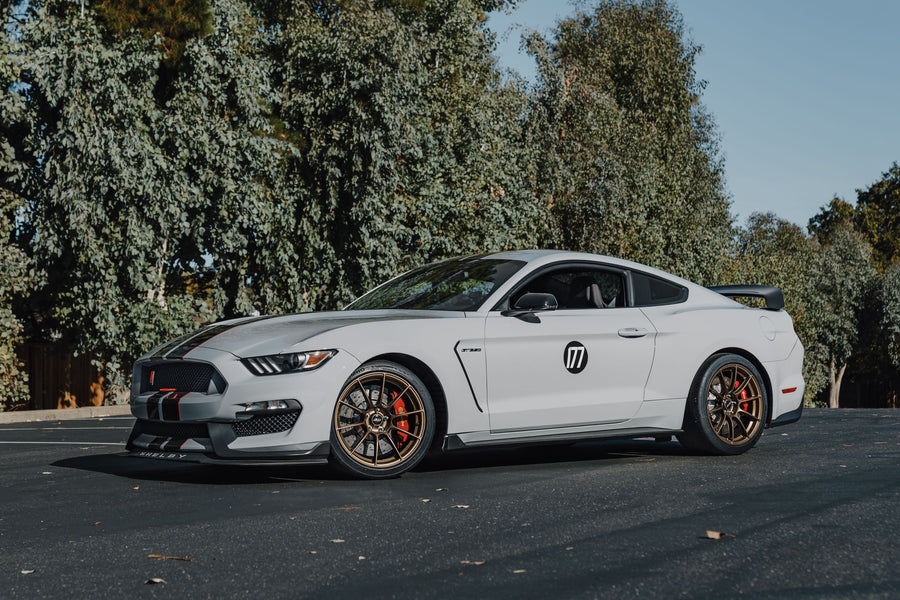 FORD マスタング シェルビー GT350／GT350R に APEX SM-10RS 19x11J ET52 Satin Bronze を装着