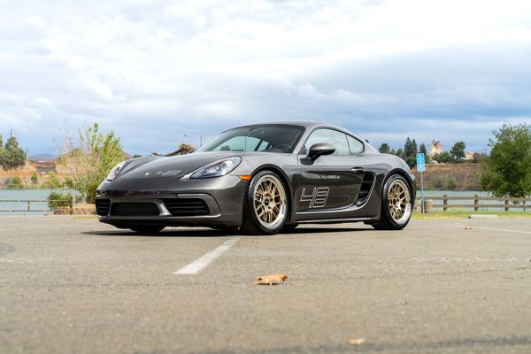 PORSCHE 718 ケイマン S に APEX ML-7RT 19x9J ET50 / 19x10.5J ET44 マシンドリップ モータースポーツゴールドを装着