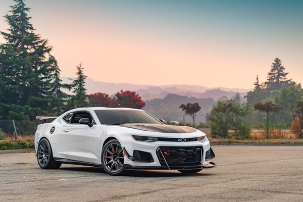 CHEVROLET カマロ 6th Gen ZL1 1LE に APEX SM-10 F:19x11J ET11 / R:19x12J ET41 Anthracite を装着