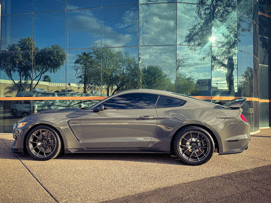FORD マスタング シェルビー GT350／GT350R に APEX VS-5RS F:19x11J ET26 / R:19x11.5J ET56 Anthracite を装着