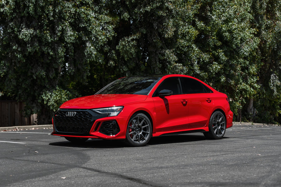 AUDI RS3 8Y に APEX SM-10 18x9J ET42 スクエア アンスラサイトを装着