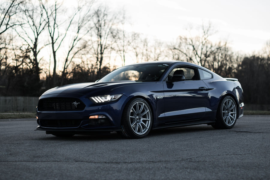 FORD マスタング S550 に APEX SM-10 19x11J ET52 Race Silver を装着