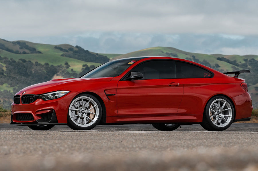 BMW M4 F82/F83 に APEX VS-5RS F:19x9.5J ET22 / R:19x11J ET44 を装着