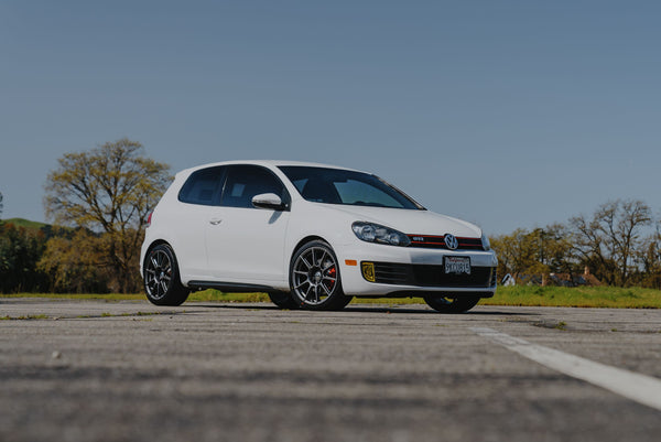 VW ゴルフGTI MK6 に APEX SM-10 18x8.5J ET43 Anthracite を装着
