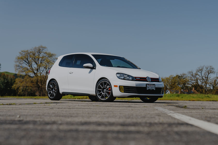 VW ゴルフGTI MK6 に APEX SM-10 18x8.5J ET43 Anthracite を装着
