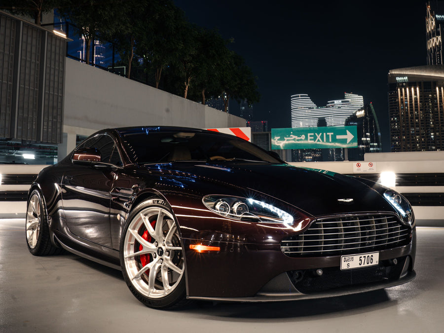 ASTON MARTIN ヴァンテージ（V8／V12） に APEX VS-5RS F:19x10J ET40 / R:19x11J ET52 Brushed Clear を装着