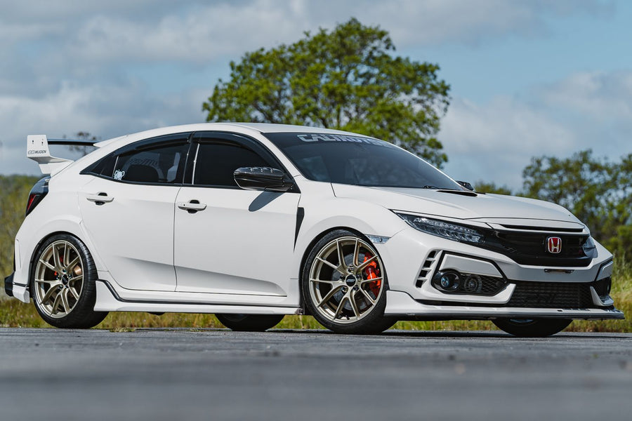 HONDA シビック タイプR FK8 に APEX VS-5RS 19x9.5J ET45 Motorsport Gold を装着
