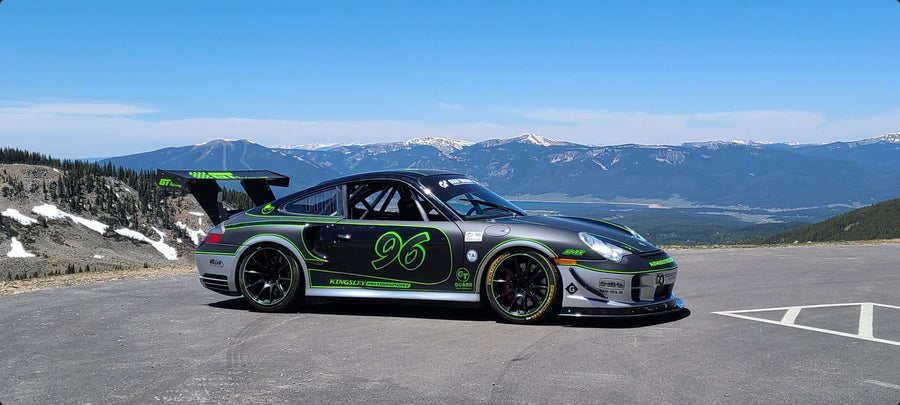 PORSCHE 911 996 ターボ に APEX SM-10 18x10J ET36 / 18x12J ET45 Race Silver を装着