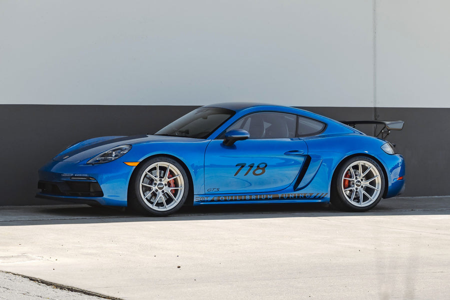 PORSCHE 718 ケイマン GTS 2.5 に APEX VS-5RS 19x9J ET50 / 19x11J ET45 ブラッシュドクリアを装着