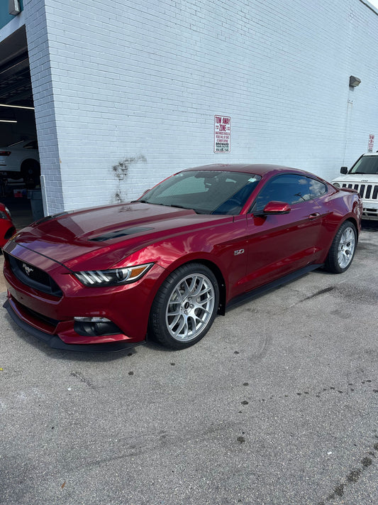FORD マスタング S550 に APEX EC-7 19x10J ET40 Race Silver を装着