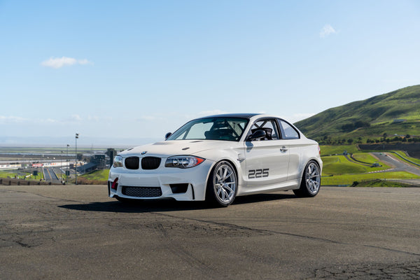BMW 1M E82 に APEX VS-5 18x10J ET25 を装着