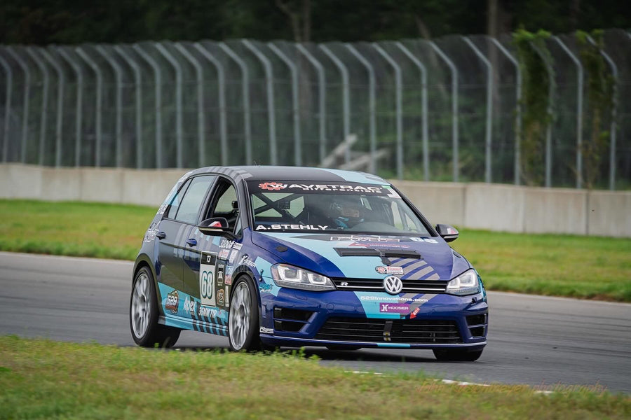 VW ゴルフR MK7 に APEX SM-10 18x9J ET42 Race Silver を装着