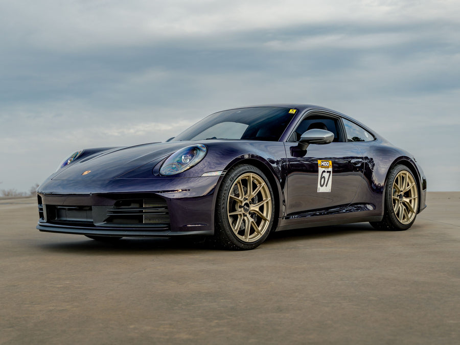 PORSCHE 911 992.1 カレラT に APEX VS-5RS 19x9.5J ET48 / 20x11.5J ET60 モータースポーツゴールドを装着