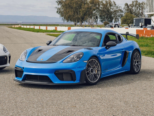 PORSCHE 718 ケイマン GT4 RS に APEX EC-7RS 19x9.5J ET49 / 19x11J ET48 PSCL レースシルバーを装着