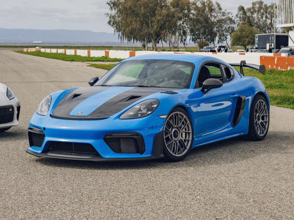 PORSCHE 718 ケイマン GT4 RS に APEX EC-7RS 19x9.5J ET49 / 19x11J ET48 PSCL レースシルバーを装着