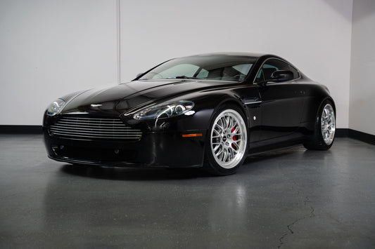 ASTON MARTIN ヴァンテージ（V8／V12） に APEX ML-10RT 19x10J ET40 Machined Lip Brushed Clear を装着