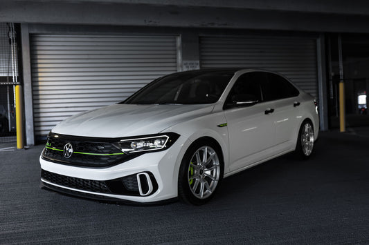 VW ジェッタ／GLI MK7 に APEX VS-5 18x9J ET42 Race Silver を装着