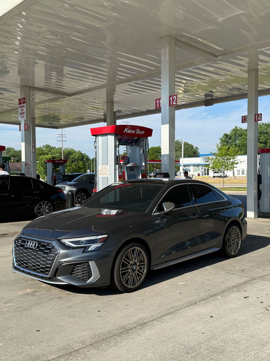 AUDI S3 8Y に APEX TC-10RT 18x9J ET42 スクエア モータースポーツゴールドを装着