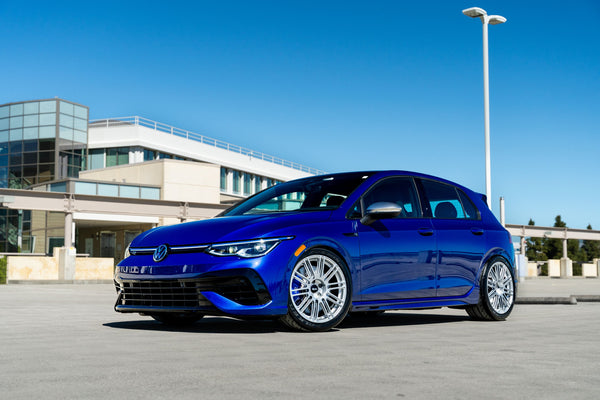 VW ゴルフR MK8 に APEX TC-10RT 18x9.5J ET41 Race Silver を装着