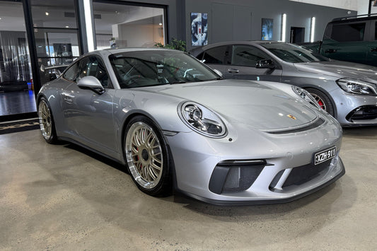 PORSCHE 911 991.2 GT3 に APEX ML-10RT 20x9J ET47 / 20x12J ET47 Machined Lip Gloss Motorsport Gold を装着