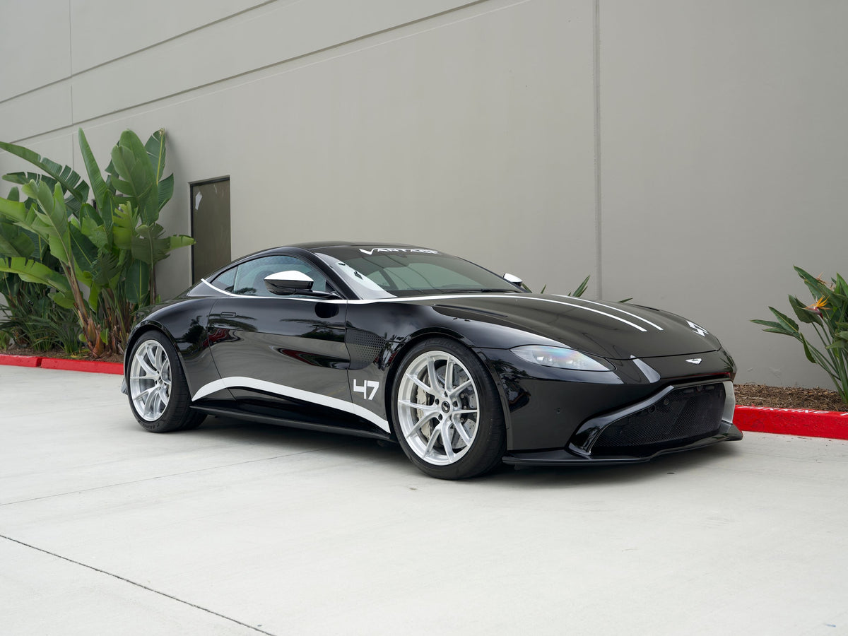 ASTON MARTIN ヴァンテージ（AM6） に APEX VS-5RS F:20x9.5J ET38 / R:20x11J ET40 Brushed Clear を装着