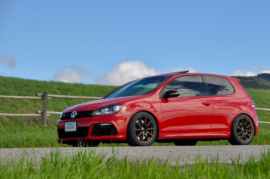 VW ゴルフR MK6 に APEX SM-10 17x8.5J ET43 Satin Bronze を装着
