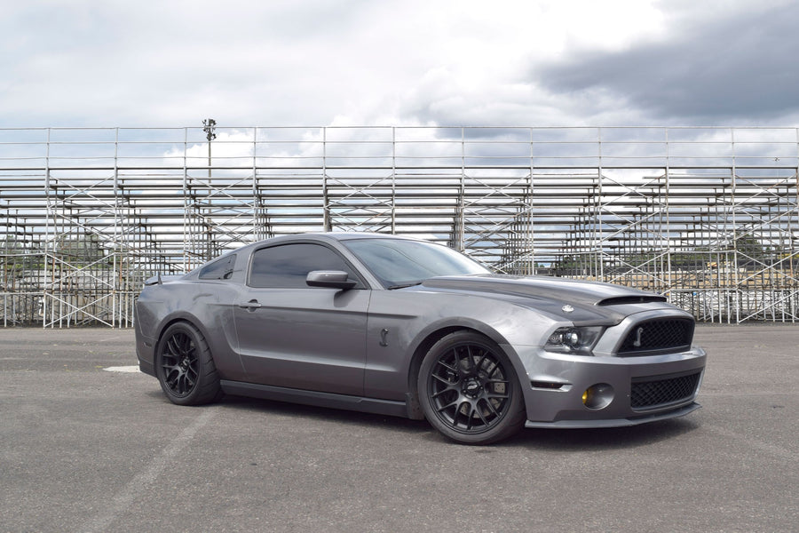 FORD マスタング S197 に APEX EC-7 F:19x10J ET40 / R:19x11J ET52 Satin Black を装着