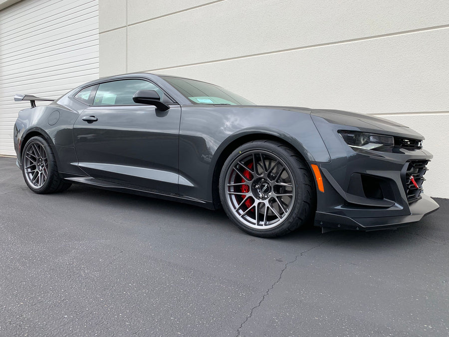 CHEVROLET カマロ 6th Gen ZL1 1LE に APEX ARC-8 F:19x11J ET11 / R:19x11J ET43 Anthracite を装着