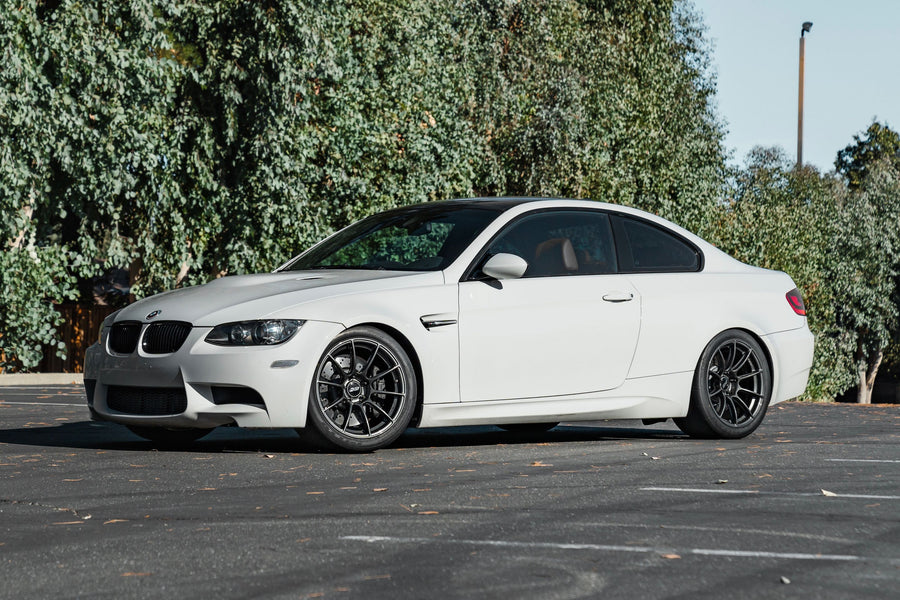 BMW M3 E90/E92/E93 に APEX SM-10RS 18x10J ET25 を装着