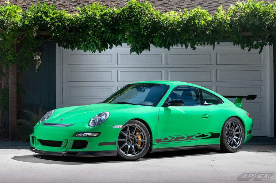 PORSCHE 911 997 GT3 RS・ターボ に APEX SM-10 18x9J ET46 / 18x12J ET45 Race Silver を装着