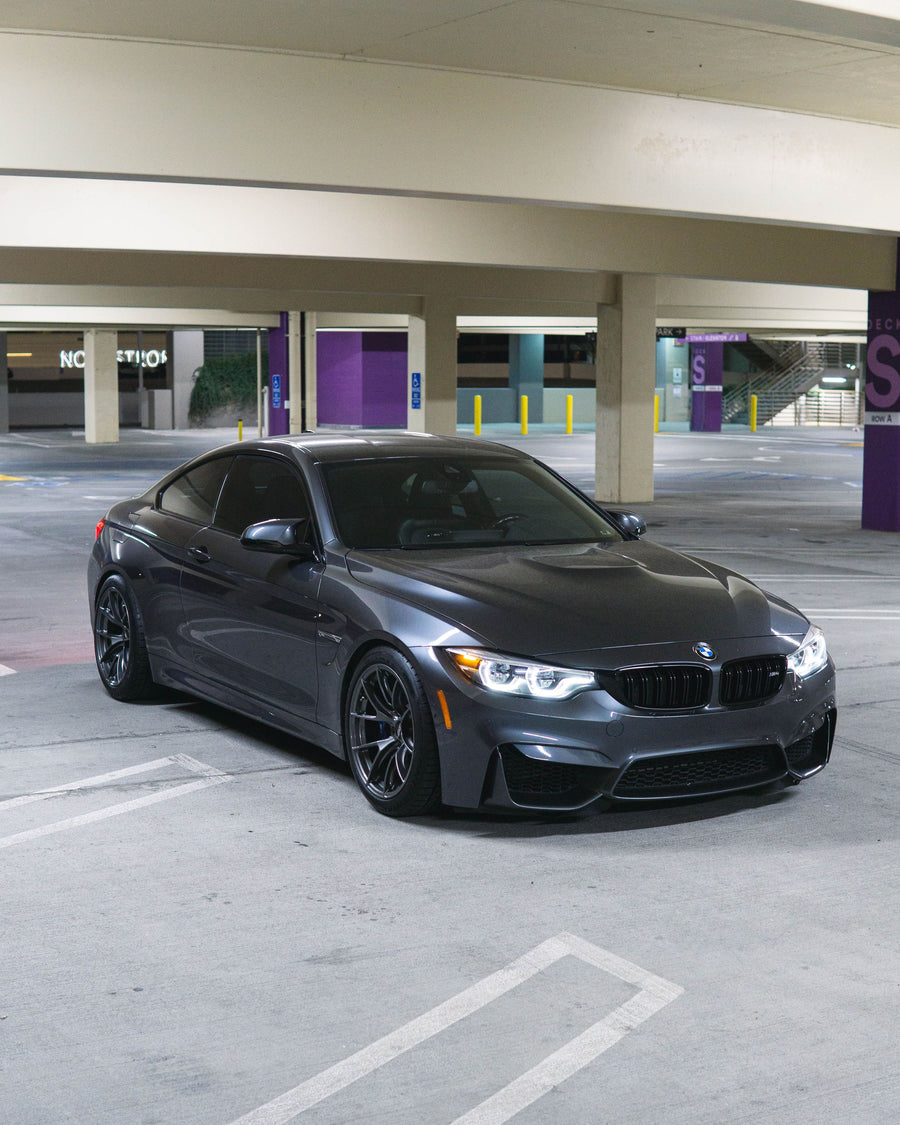 BMW M4 F82/F83 に APEX VS-5RS F:18x10J ET25 / R:18x11J ET44 を装着