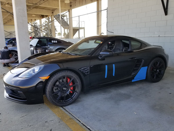 PORSCHE 718 ケイマン GTS 2.5 に APEX SM-10 19x9J ET50 / 19x11J ET46 サテンブラックを装着