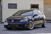 VW ゴルフGTI MK7 に APEX ML-10RT 18x9J ET42 Machined Lip Gloss Motorsport Gold を装着