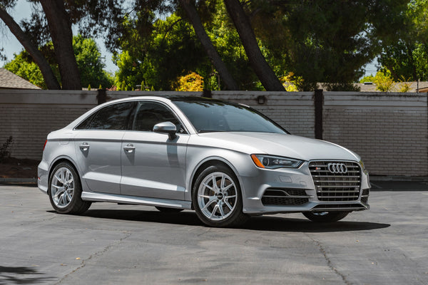 AUDI S3 8V に APEX VS-5RS 17x9J ET42 スクエア ブラッシュドクリアを装着
