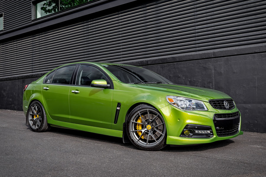 CHEVROLET SS（第1世代） に APEX VS-5RS 19x9.5J ET35 Anthracite を装着