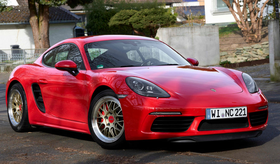 PORSCHE 718 ケイマン S に APEX ML-10RT 18x9J ET46 / 18x10J ET36 マシンドリップ モータースポーツゴールドを装着