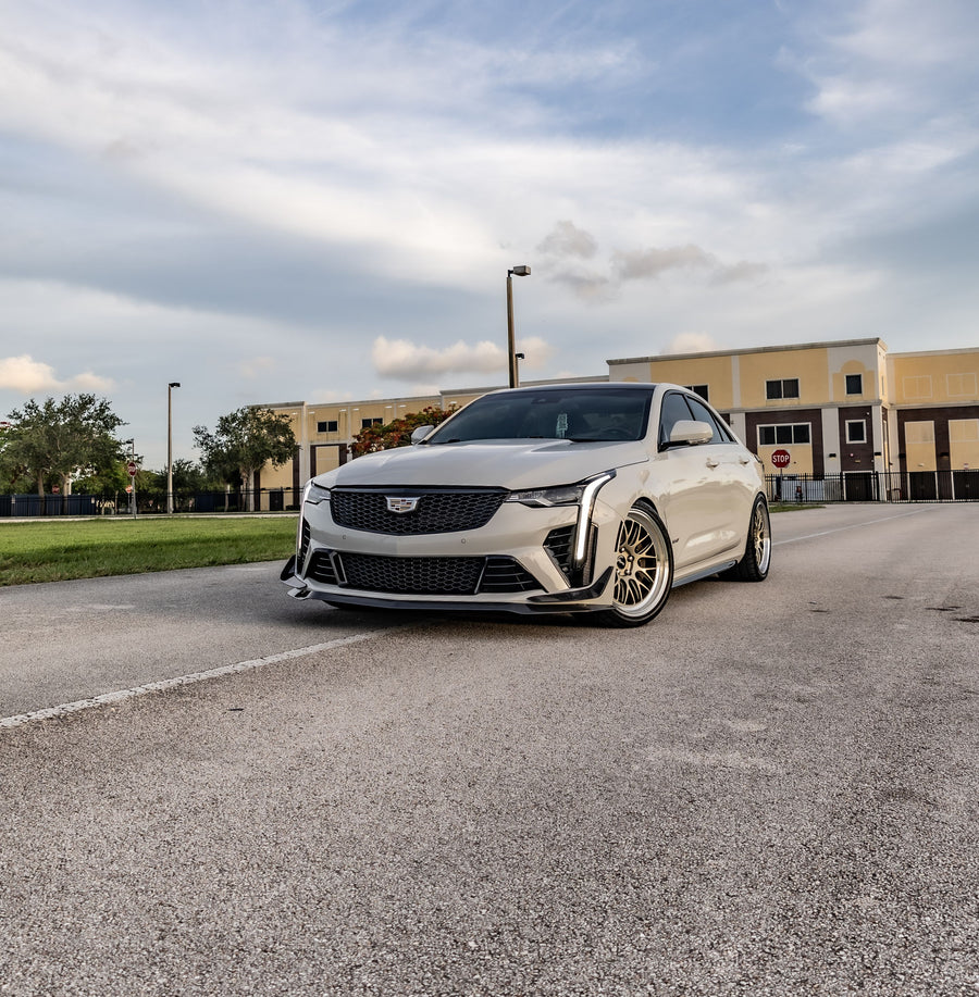 CADILLAC CT4-V ブラックウィング に APEX ML-10RT F:19x9.5J ET22 / R:19x10.5J ET45 Machined Lip Gloss Motorsport Gold を装着