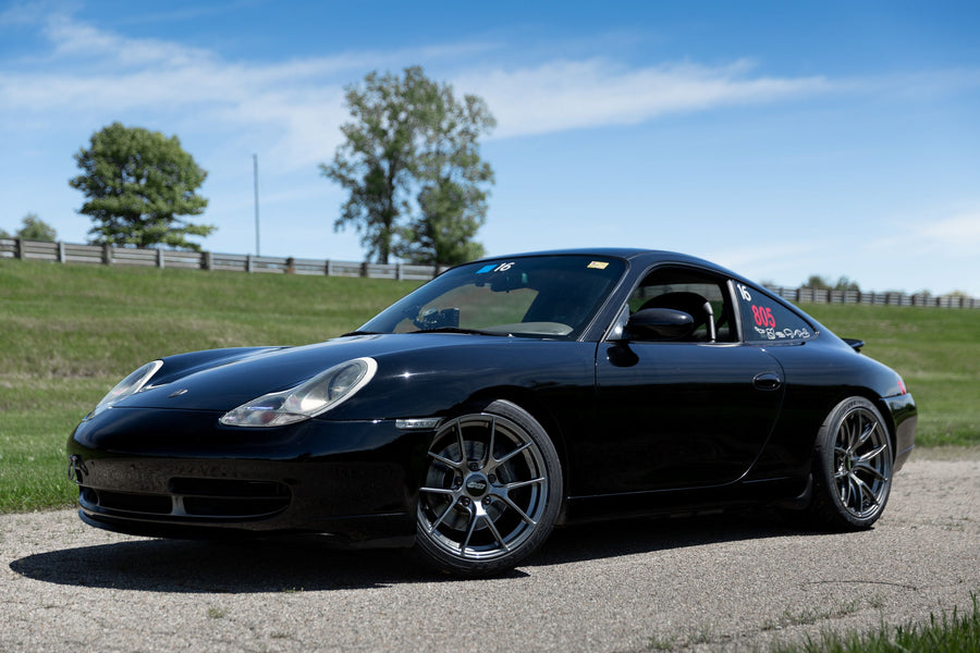 PORSCHE 911 996 カレラ に APEX VS-5RS 18x9J ET46 / 18x12J ET63 Anthracite を装着