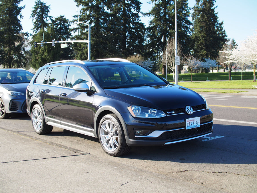 VW ゴルフ オールトラック／スポーツワゴン MK7 に APEX VS-5 17x8.5J ET43 Race Silver を装着