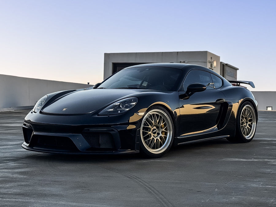 PORSCHE 718 ケイマン GT4 に APEX ML-10RT 20x9J ET50 / 20x11J ET50 マシンドリップ モータースポーツゴールドを装着