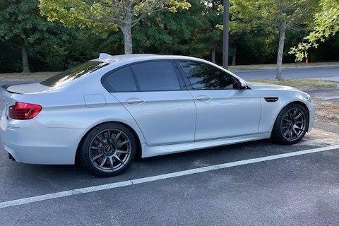 BMW M5 F10 に APEX SM-10 F:19x9.5J ET33 / R:19x10.5J ET22 を装着
