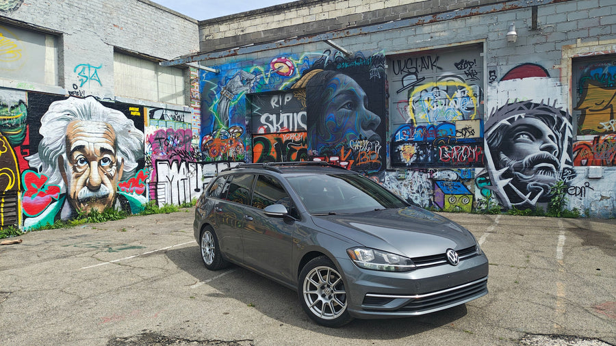 VW ゴルフ オールトラック／スポーツワゴン MK7 に APEX SM-10 17x8.5J ET43 Race Silver を装着