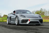 APEX ML-10RT レースシルバー 装着の PORSCHE 718 ケイマン GT4 サイドビュー