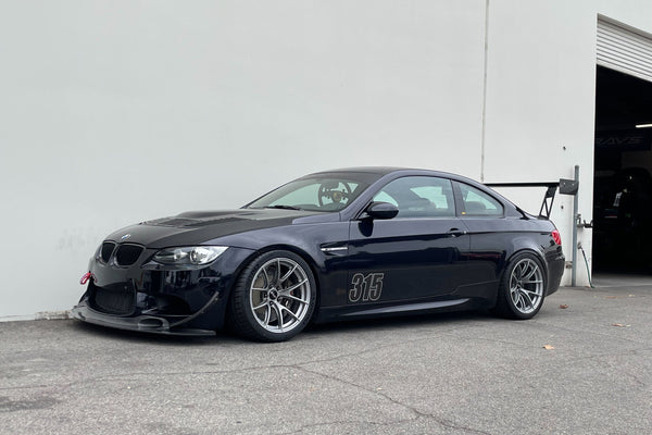 BMW M3 E90/E92/E93 に APEX VS-5RS 18x10.5J ET22 を装着