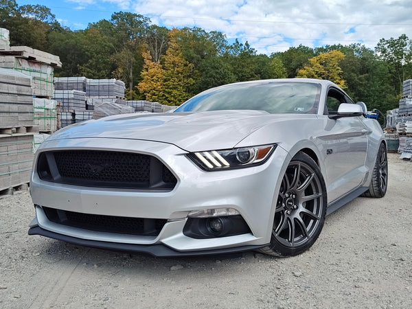 FORD マスタング S550 に APEX SM-10 F:19x10J ET40 / R:19x11J ET52 Race Silver を装着