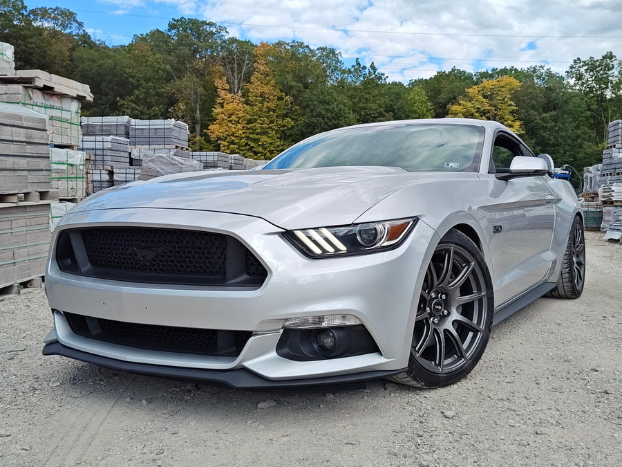 FORD マスタング S550 に APEX SM-10 F:19x10J ET40 / R:19x11J ET52 Race Silver を装着