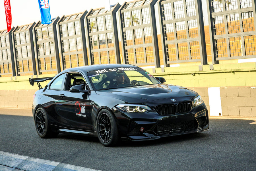 BMW M2 F87 に APEX SM-10RE F:18x10J ET25 / R:18x11J ET44 を装着