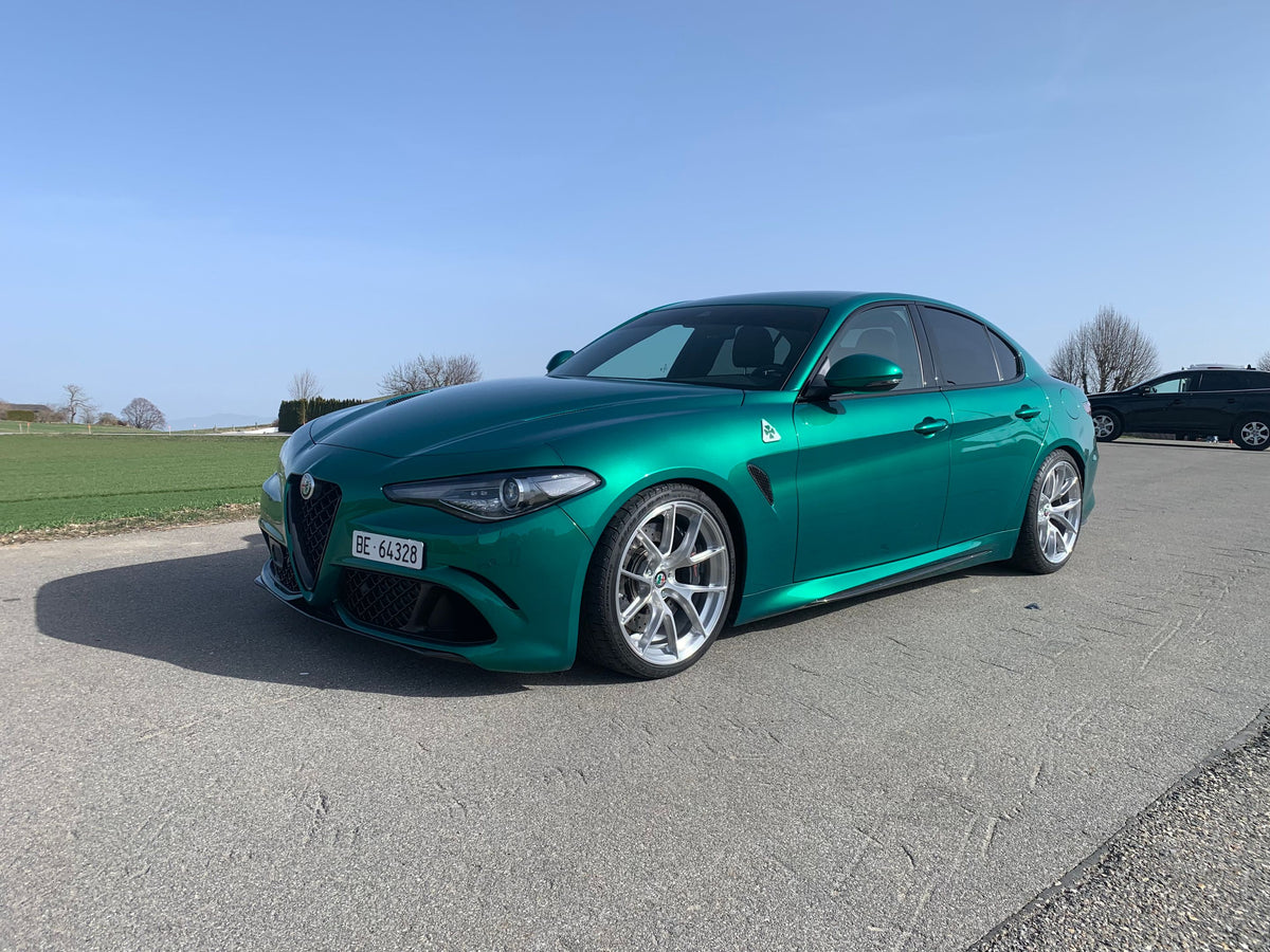 ALFA ROMEO ジュリア（952） に APEX VS-5RS 19x9.5J ET31 Brushed Clear を装着