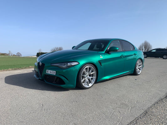 ALFA ROMEO ジュリア（952） に APEX VS-5RS 19x9.5J ET31 Brushed Clear を装着