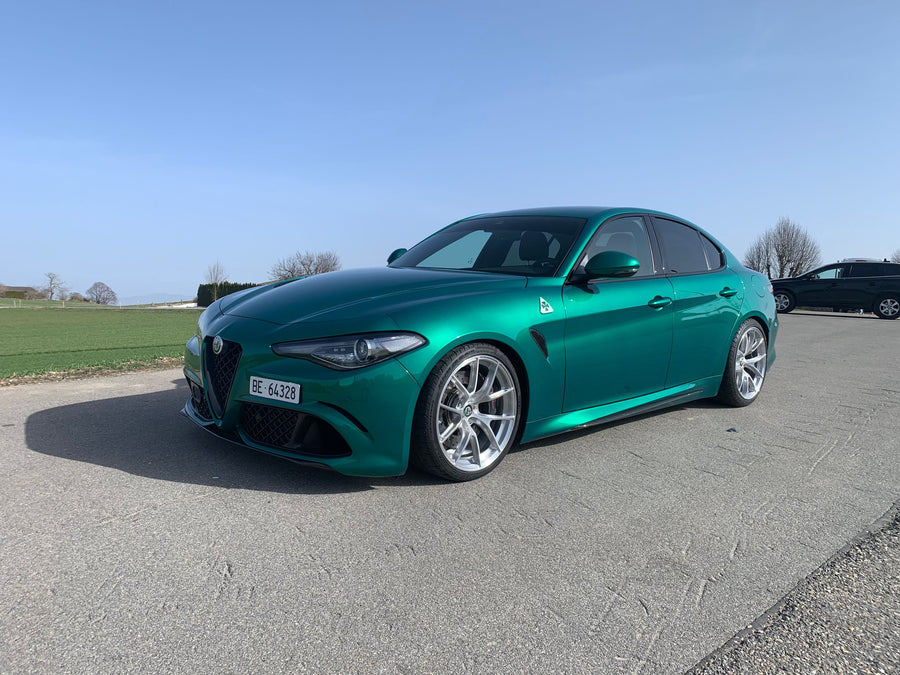 ALFA ROMEO ジュリア（952） に APEX VS-5RS 19x9.5J ET31 Brushed Clear を装着